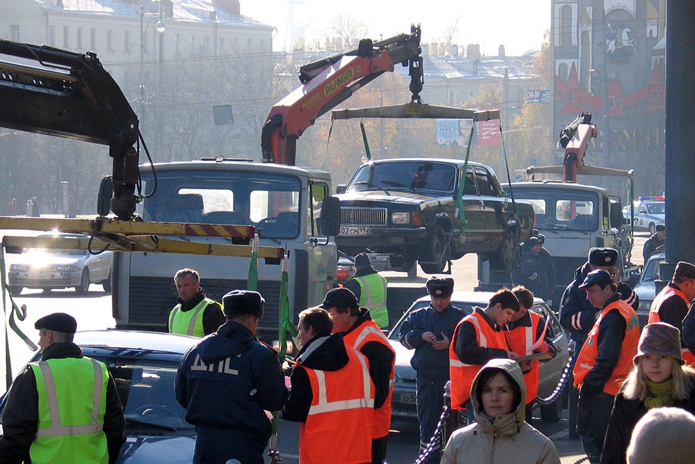 Причины - нарушение правил парковки, отсутствие или сокрытие номеров, стоянка в зоне действия запрещающих знаков. Эвакуация неправильно припаркованных автомобилей в городе