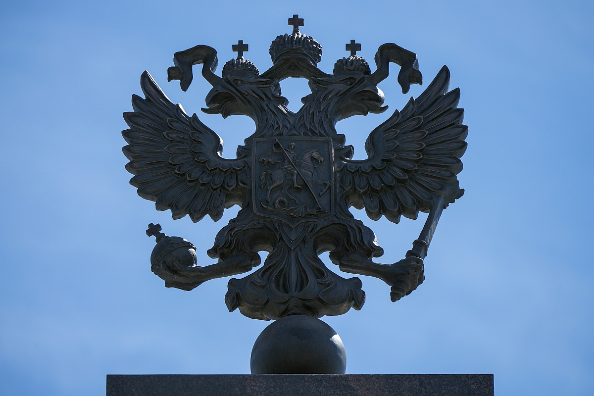 Кресты становятся обязательным элементом на гербе России и заменять их геометрическими фигурами теперь нельзя. Кресты становятся обязательным элементом на гербе России и заменять их геометрическими фигурами теперь нельзя.