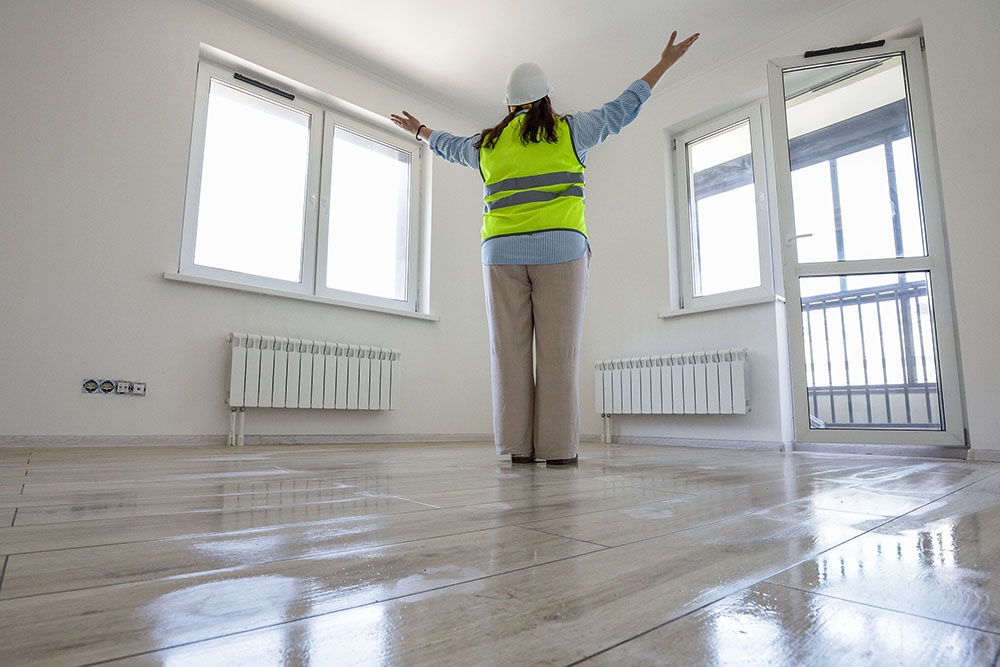 Застройщик оценивает интерьер квартиры в новостройке