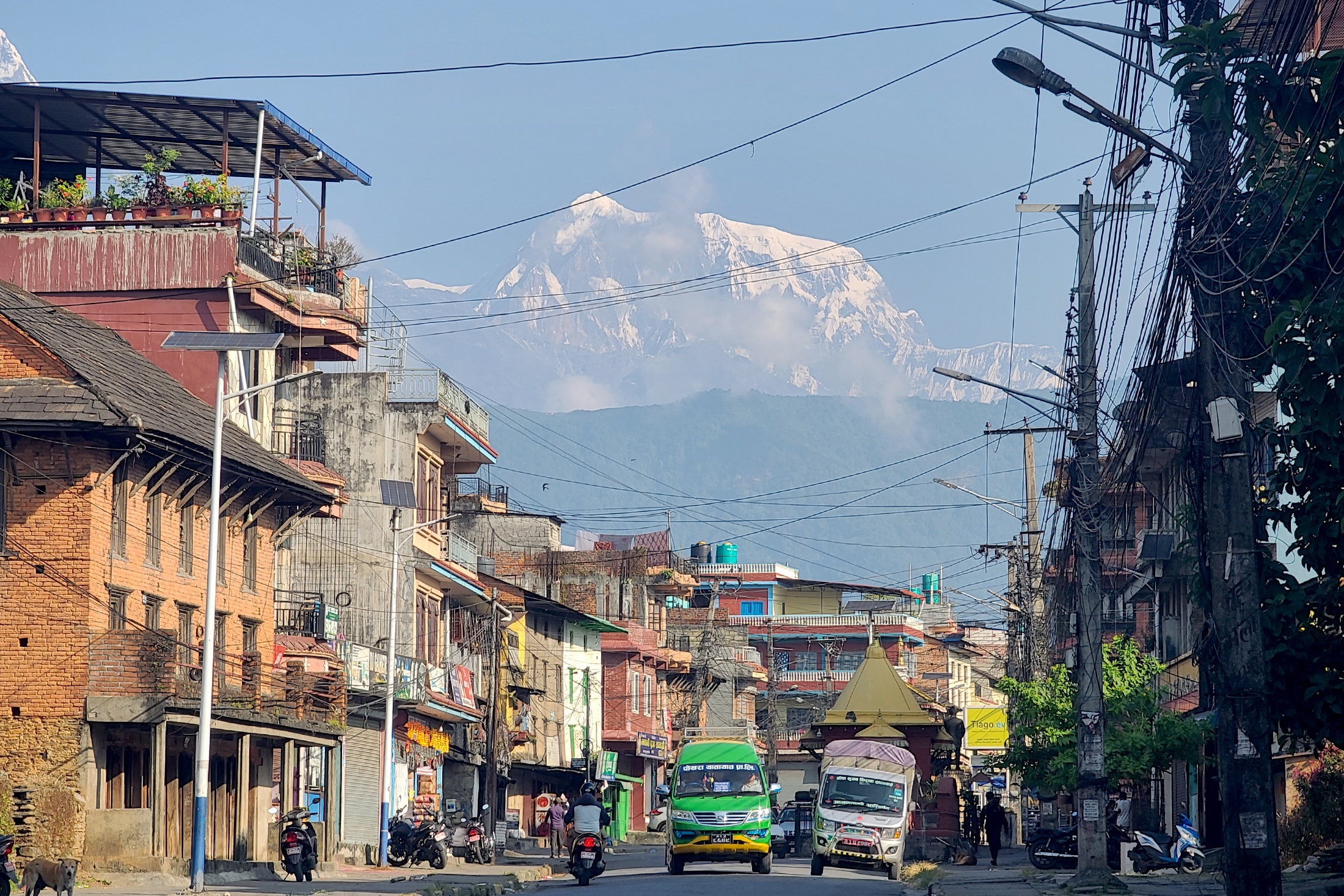 Вершина Мачапучаре или "Рыбий хвост" является одной из главных визитных карточек Пхокхары. Этот пик виден со многих точке города. Согласно поверью, на вершине этой горы сидит бог Шива, восхождение туда людям запрещено, потому
вершина так и остается непокоренной.