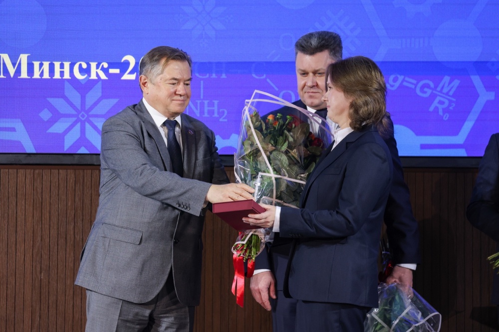 Разработки ученых не просто ориентированы на практический результат, а уже имеют опыт применения, отметил в ходе вручения премии Сергей Глазьев. Разработки ученых не просто ориентированы на практический результат, а уже имеют опыт применения, отметил в ходе вручения премии Сергей Глазьев.