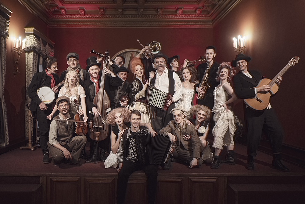 Команда артистов, которых Алексей Франдетти собрал в спектакле Театра Комиссаржевской, готова к самым отчаянным экспериментам.