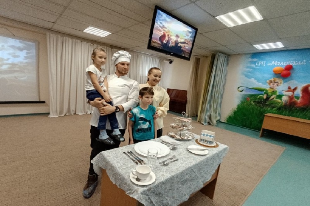 Как правильно сервировать стол, рассказал и показал преподаватель Кемеровского техникума индустрии питания и сферы услуг Илья Ворошилов