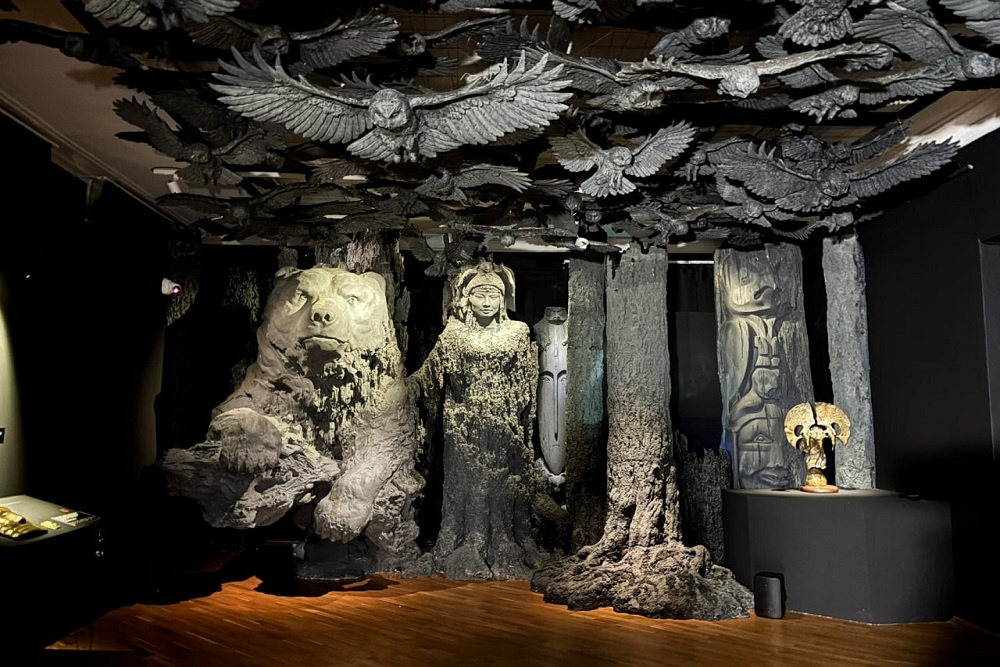 Попадая в зал с приглушенным светом, посетители совершают увлекательное путешествие в прошлое