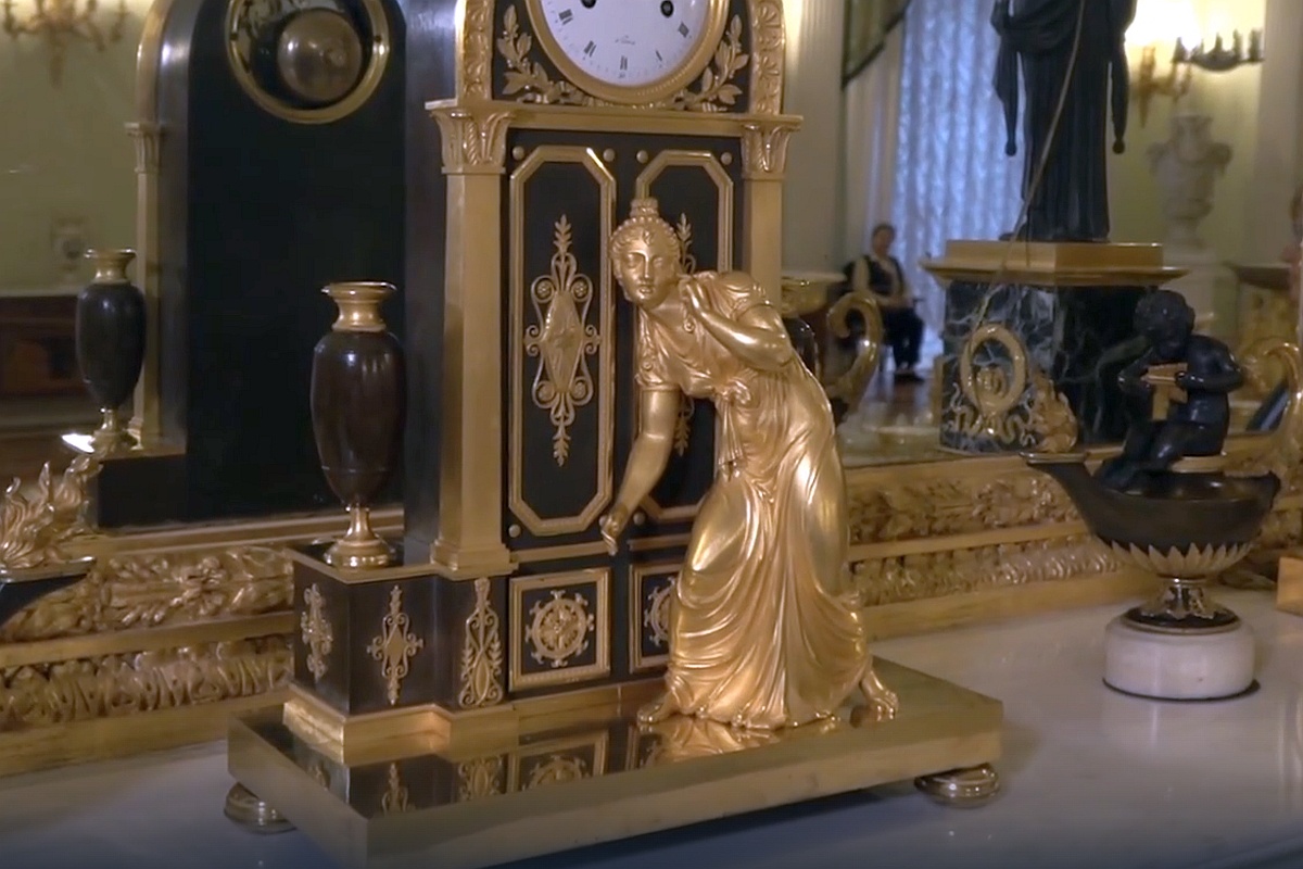  Прекрасная девушка стоит перед закрытой дверью, пытаясь услышать, о чем говорят внутри, - не о ее ли судьбе.  Рядом с ней была собачка. Но со временем скульптурка потерялась.