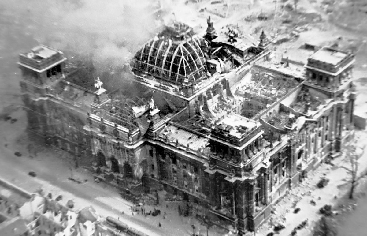 Поверженный Рейхстаг. Май. 1945 г.