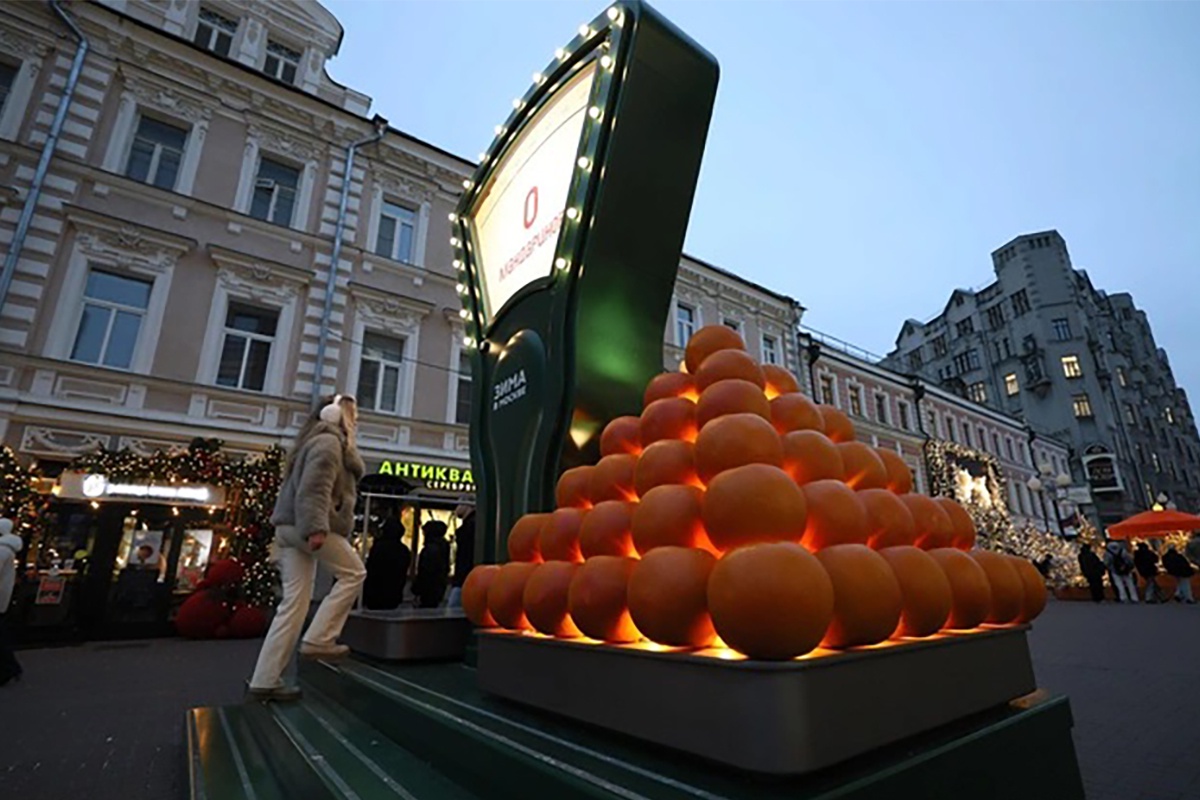 Весы из советских времен, на чаше - мандарины. Весы покажут, сколько на вас ушло цитрусовых. 