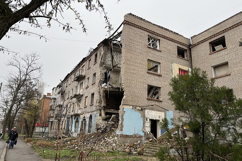 В Новой Каховке целые дома соседствуют с полуразрушенными. Власти планируют восстановить их. В Новой Каховке целые дома соседствуют с полуразрушенными. Власти планируют восстановить их.