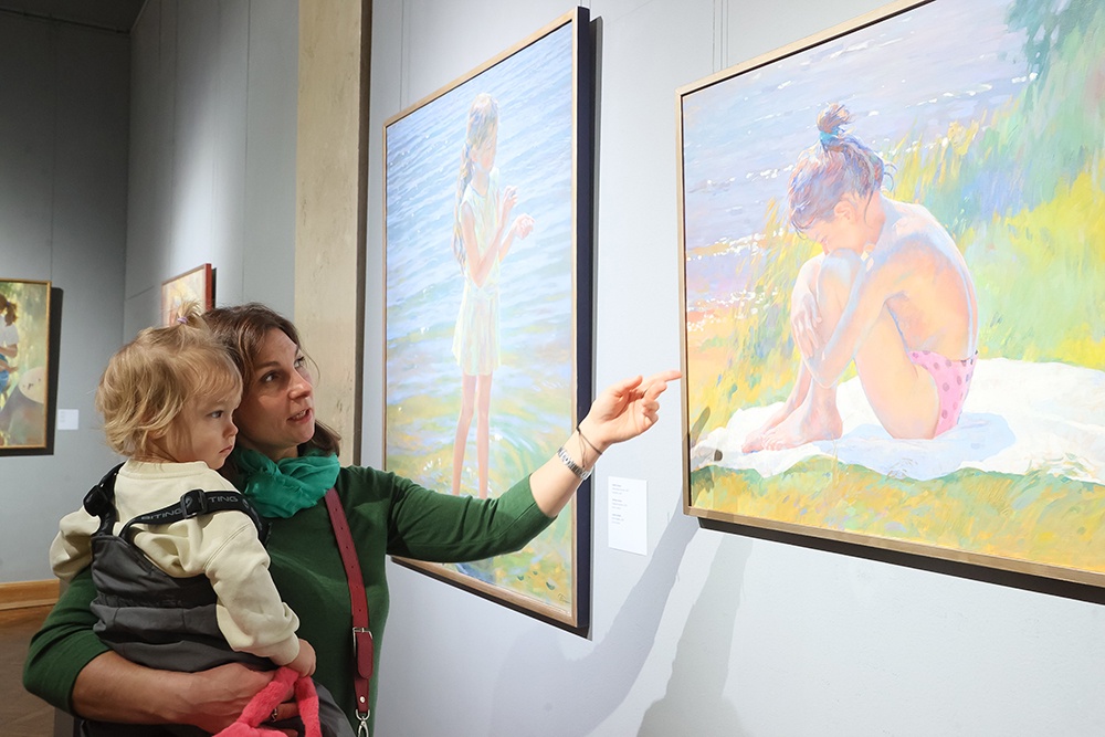 В экспозиции - около 100 произведений современного российского и белорусского искусства.