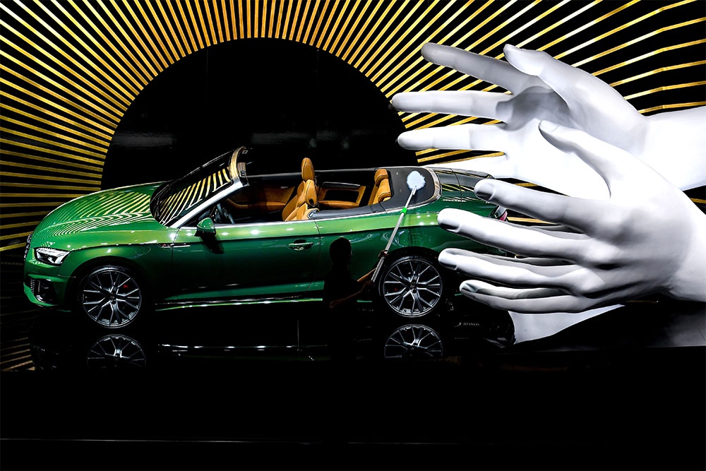 За новый автомобиль дилер несет полную ответственность. У машины есть гарантийные сроки.