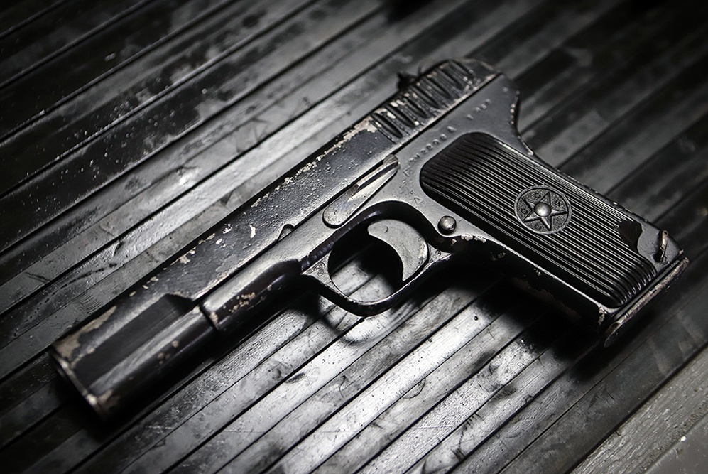 Установлено, что изъятое возле дома оружие является пригодным для стрельбы, образца 1944 года выпуска.