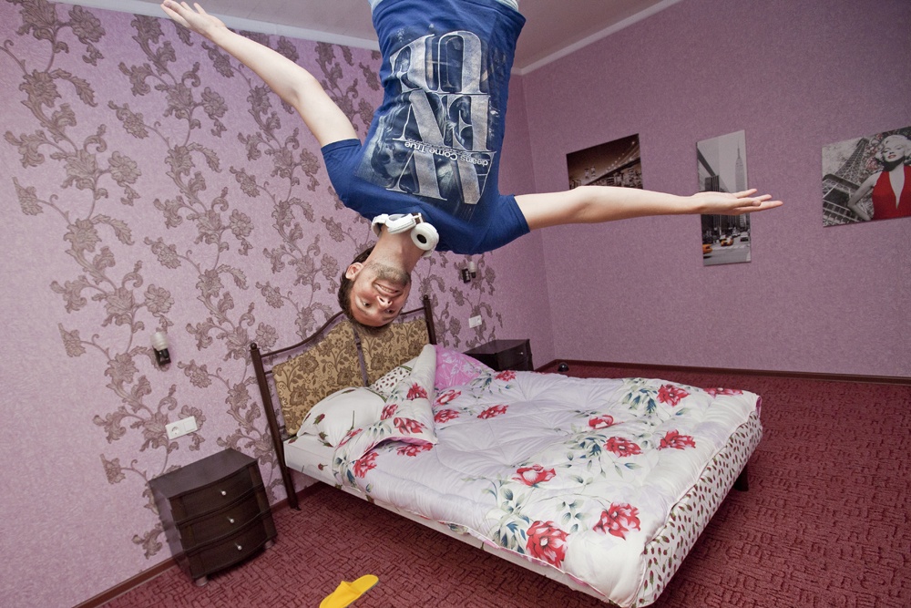 В этой еще продолжающейся истории действительно все происходит вверх дном