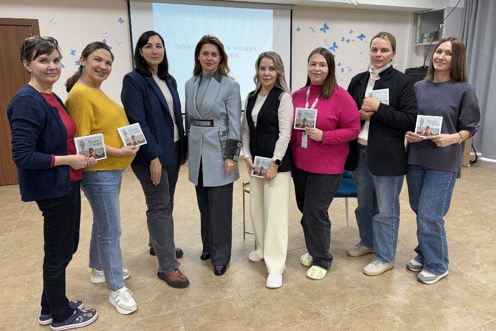 Автор книги Светла Нигматуллина (третья слева)