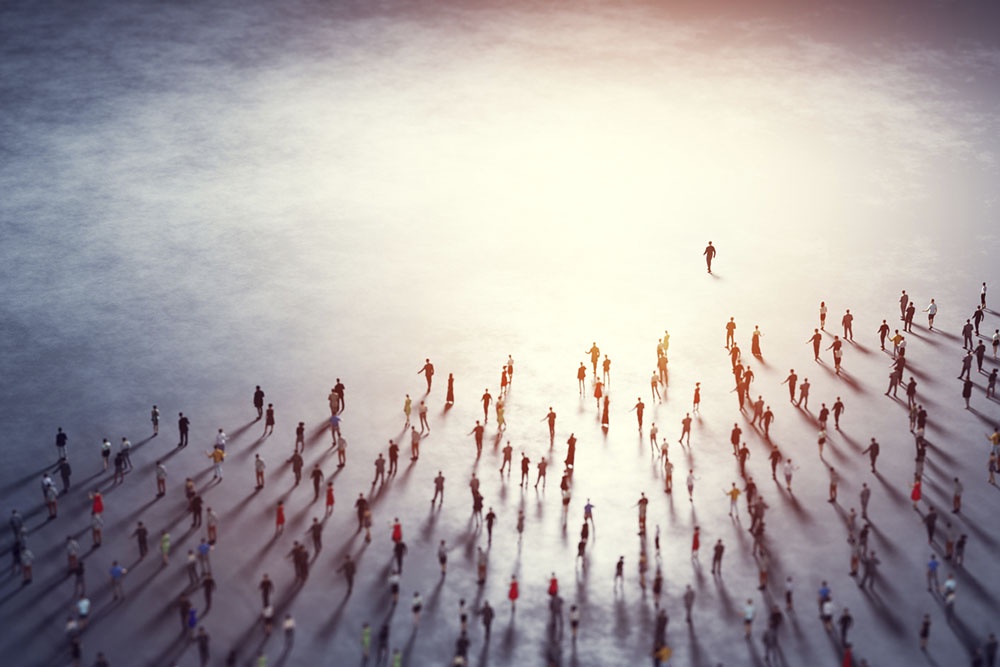 Группа людей идет за лидером