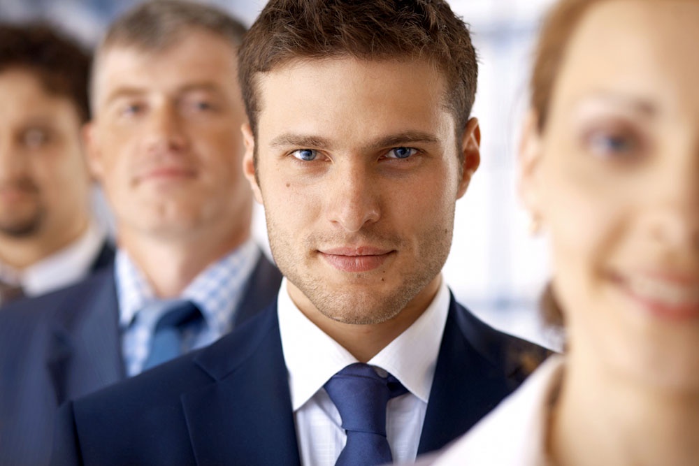 Молодой человек уверенно смотрит  вперед