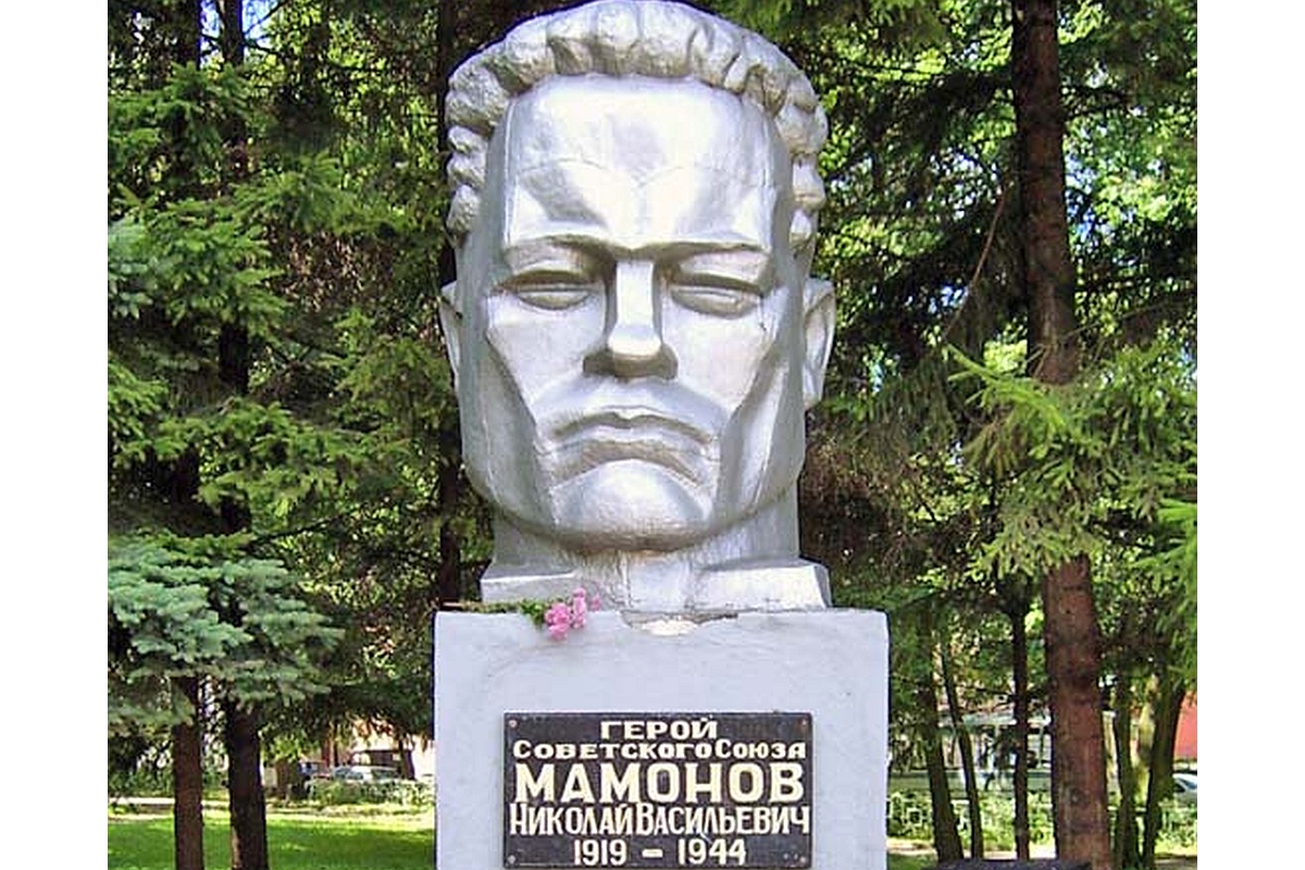 Этот памятник стоит в городе с 1975 года, но только сейчас жители захотели его заменить. Этот памятник стоит в городе с 1975 года, но только сейчас жители захотели его заменить.