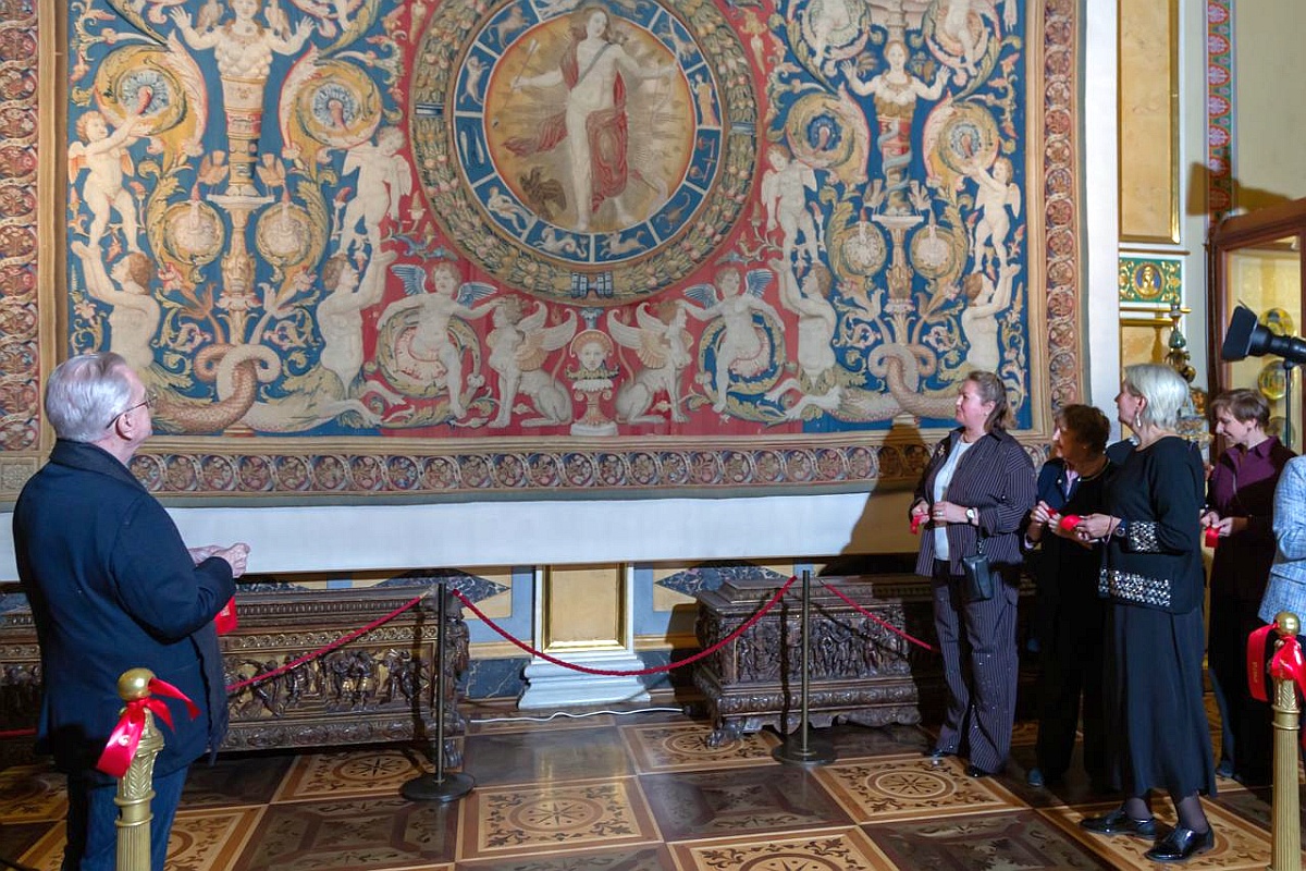 Шпалера "Аполлон и знаки Зодиака" после реставрации заняла свое привычное место в Зале Рафаэля. Шпалера "Аполлон и знаки Зодиака" после реставрации заняла свое привычное место в Зале Рафаэля.