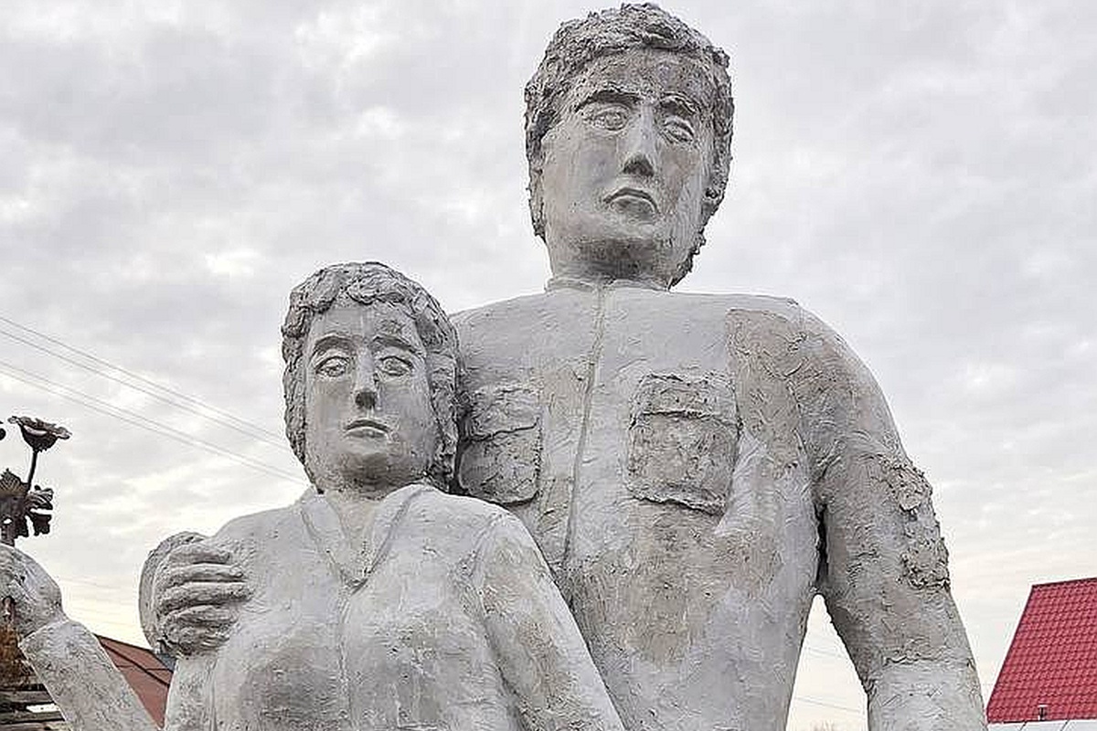 Местный скульптор-самоучка Александр Тимофеев предложил безвозмездно передать в дар городу памятник "Семья солдата СВО". Местный скульптор-самоучка Александр Тимофеев предложил безвозмездно передать в дар городу памятник "Семья солдата СВО".