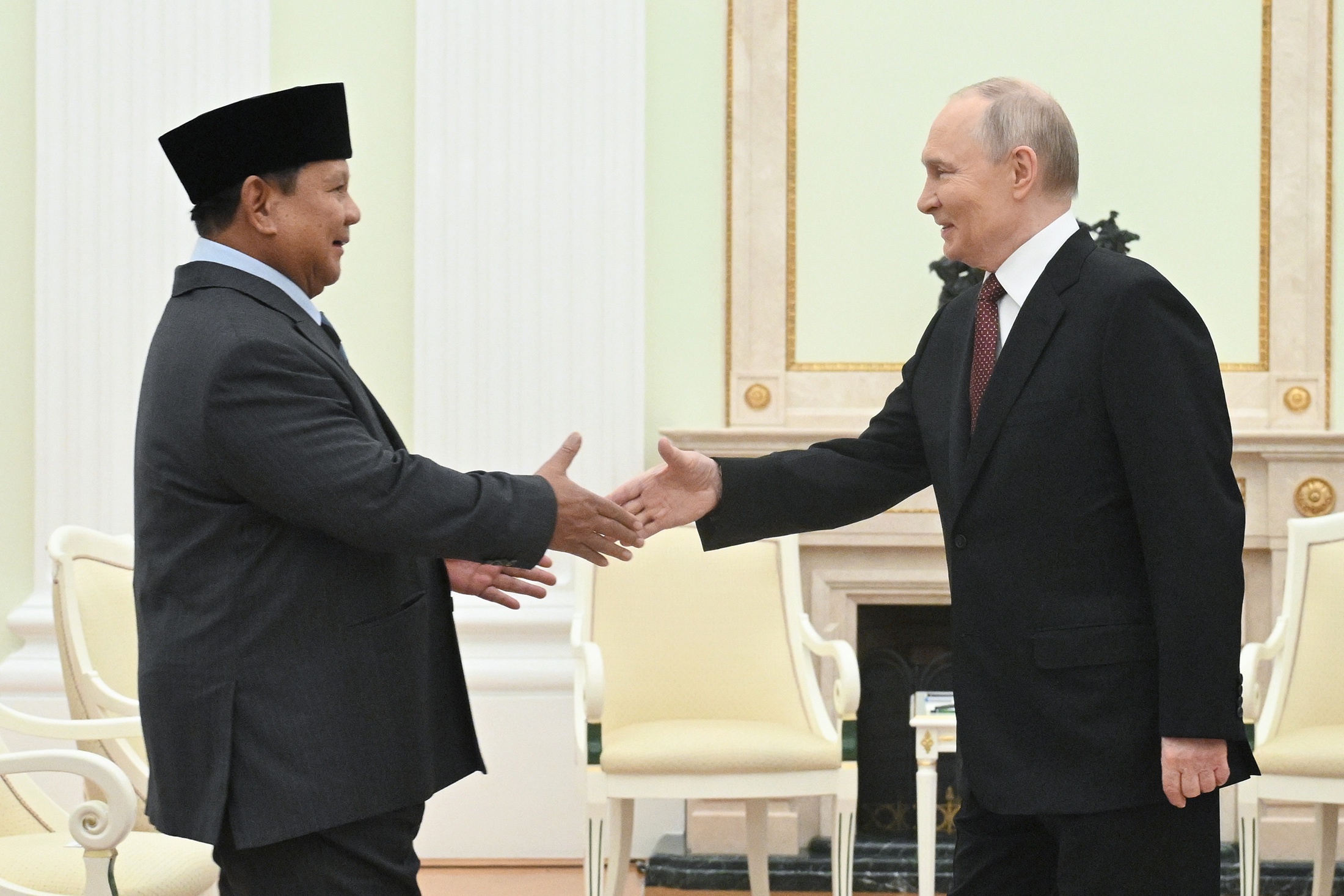 Владимир Путин принял предложение Прабово Субианто посетить Индонезию. Владимир Путин принял предложение Прабово Субианто посетить Индонезию.