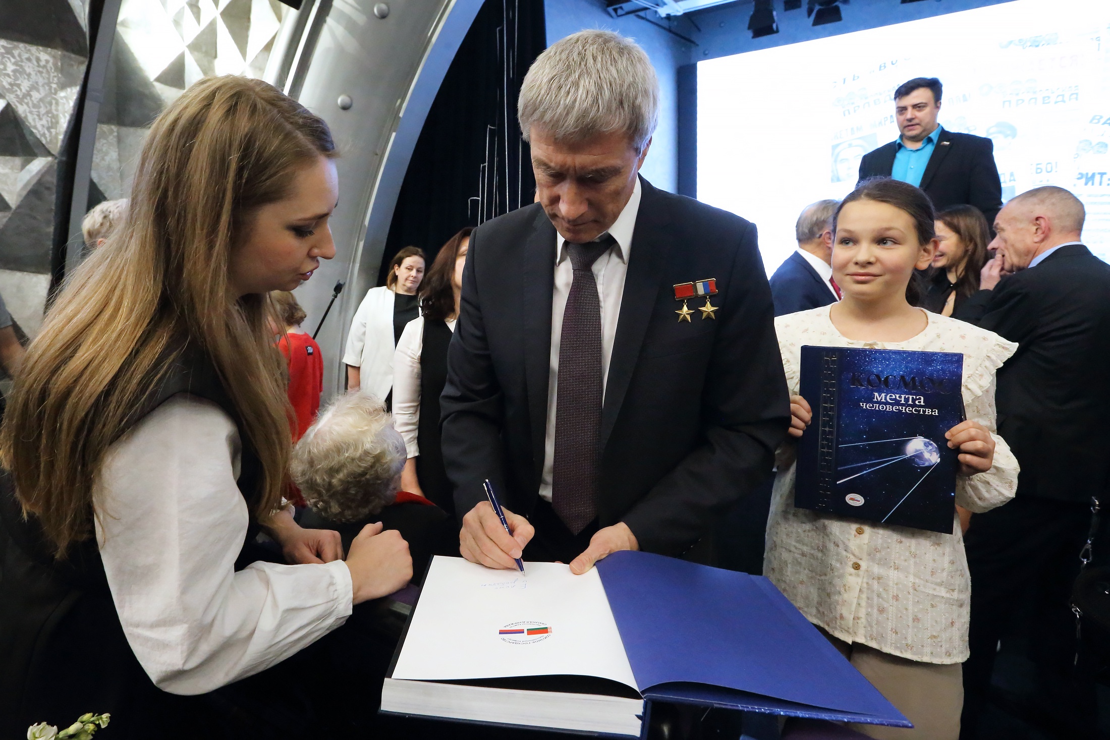 Книга повествует об истории освоения космоса через судьбы ученых, инженеров, конструкторов, космонавтов.