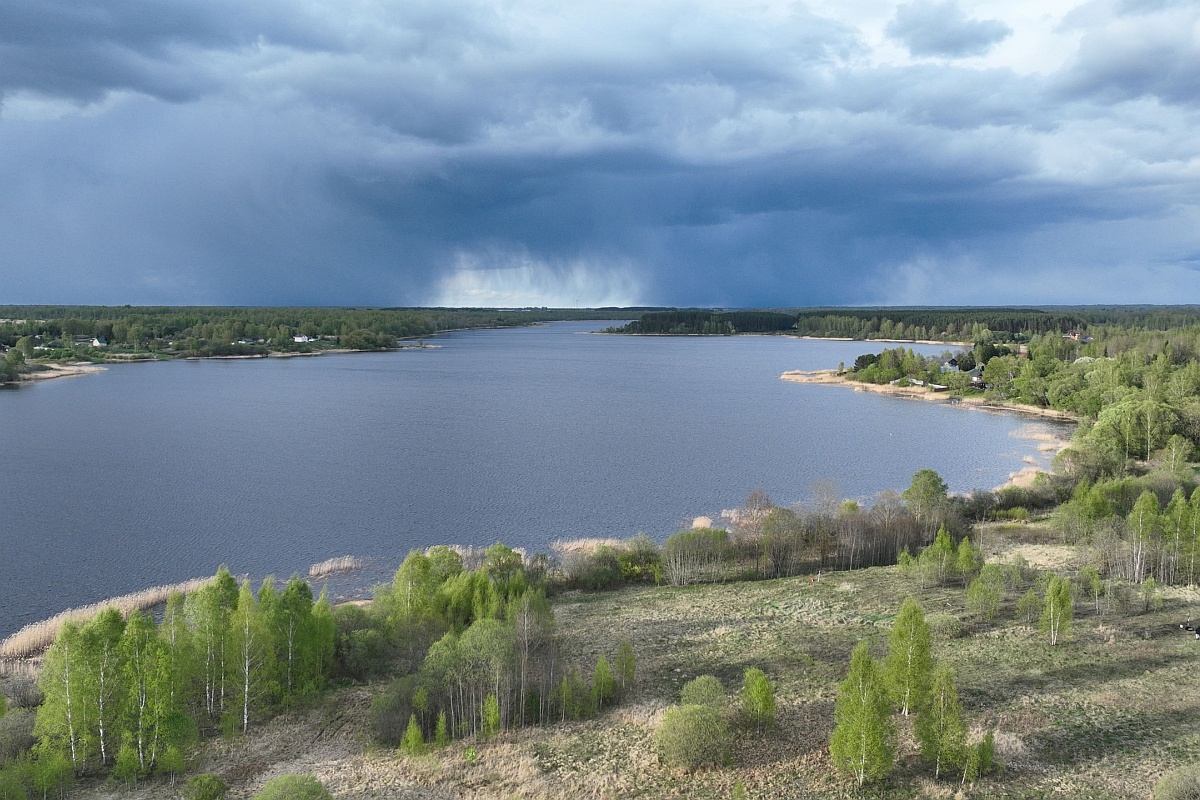 Общий вид на поселение Пилички (справа) и озеро Каспля. Общий вид на поселение Пилички (справа) и озеро Каспля.