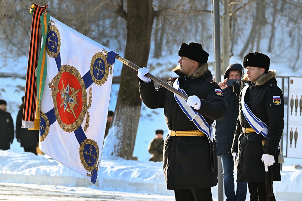 Торжественная церемония вручения знаменной Георгиевской ленты и боевого знамени переформированной 55 гвардейской дивизии морской пехоты во Владивостоке. 