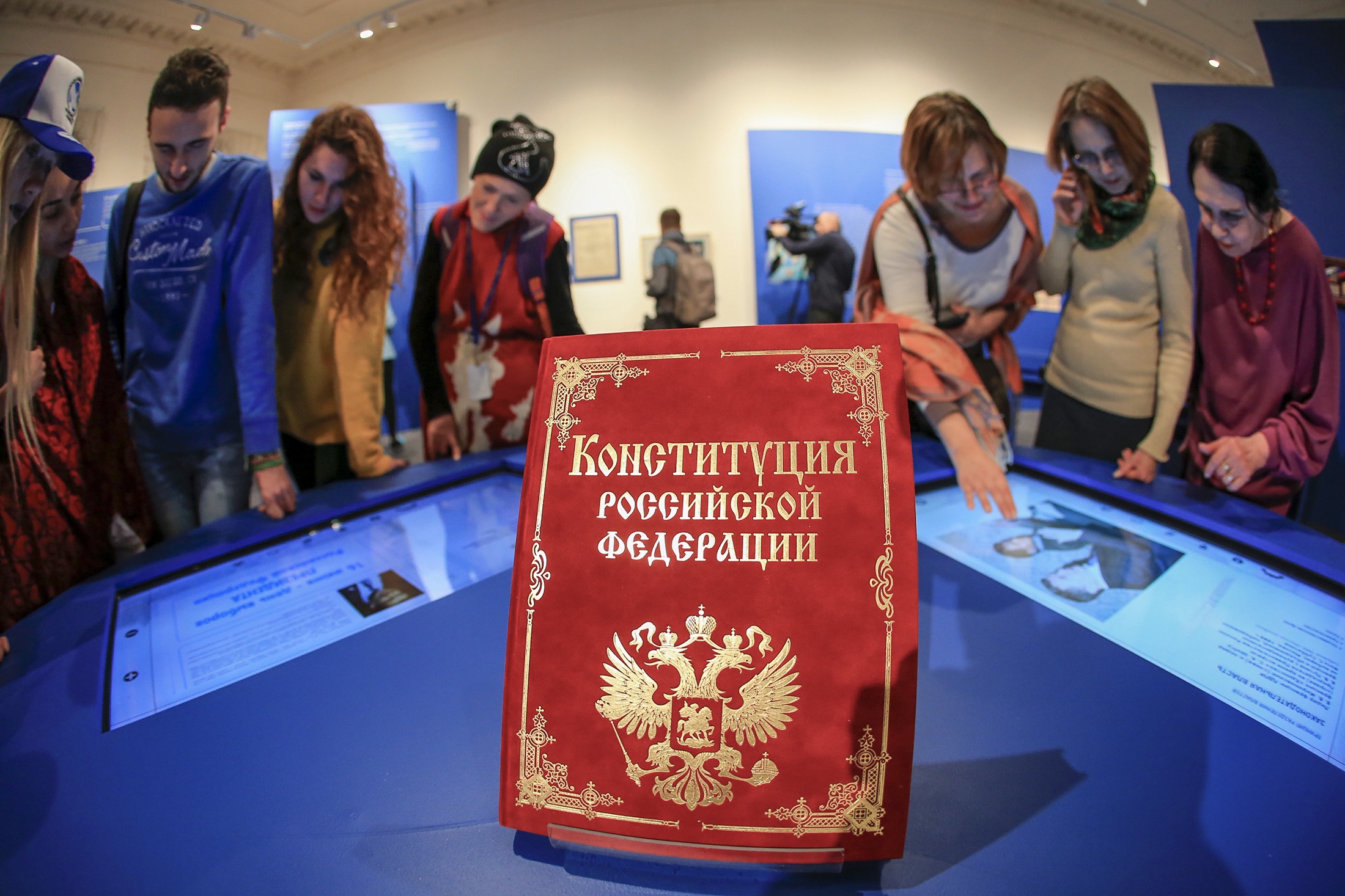 Создание и принятие российской Конституции - одно из самых ярких событий современной истории.