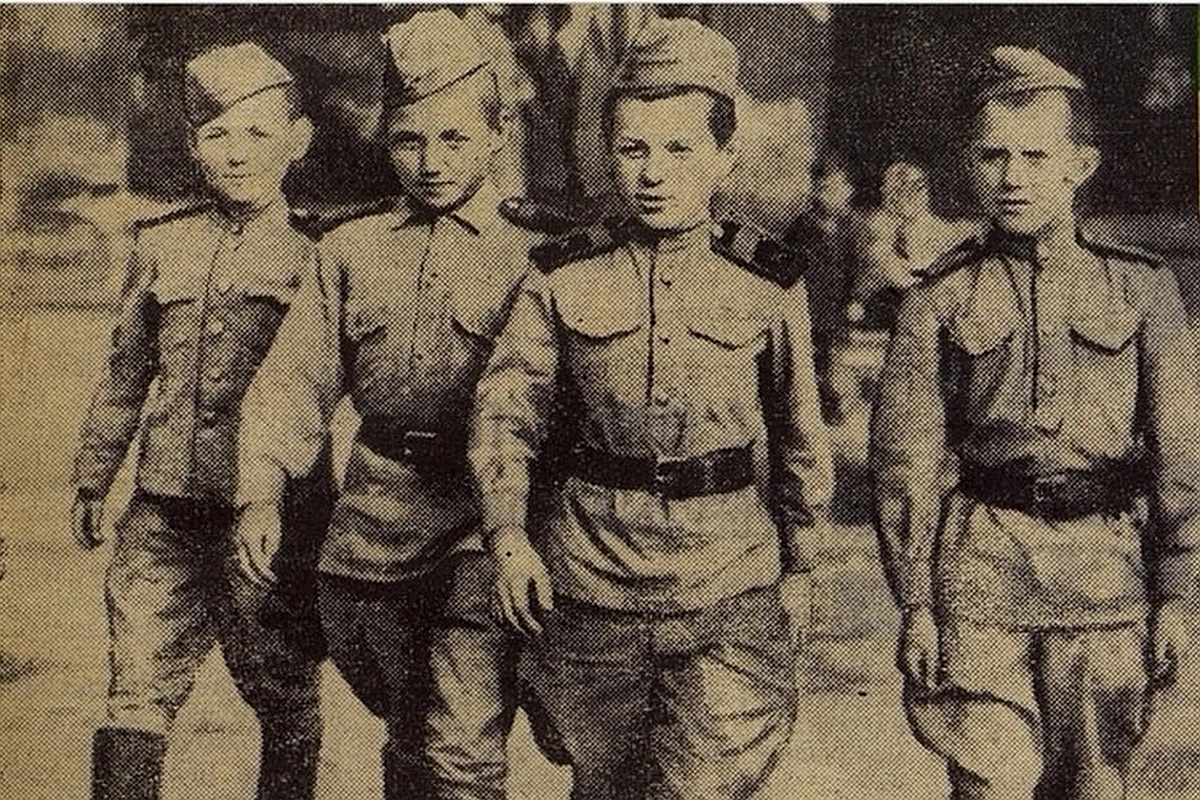 На фото четыре маленьких солдата идут по улицам Праги в 1945-м. В одном из мальчишек жительница из Воронежа через 20 лет узнала своего пропавшего сына Сережу. На фото четыре маленьких солдата идут по улицам Праги в 1945-м. В одном из мальчишек жительница из Воронежа через 20 лет узнала своего пропавшего сына Сережу.