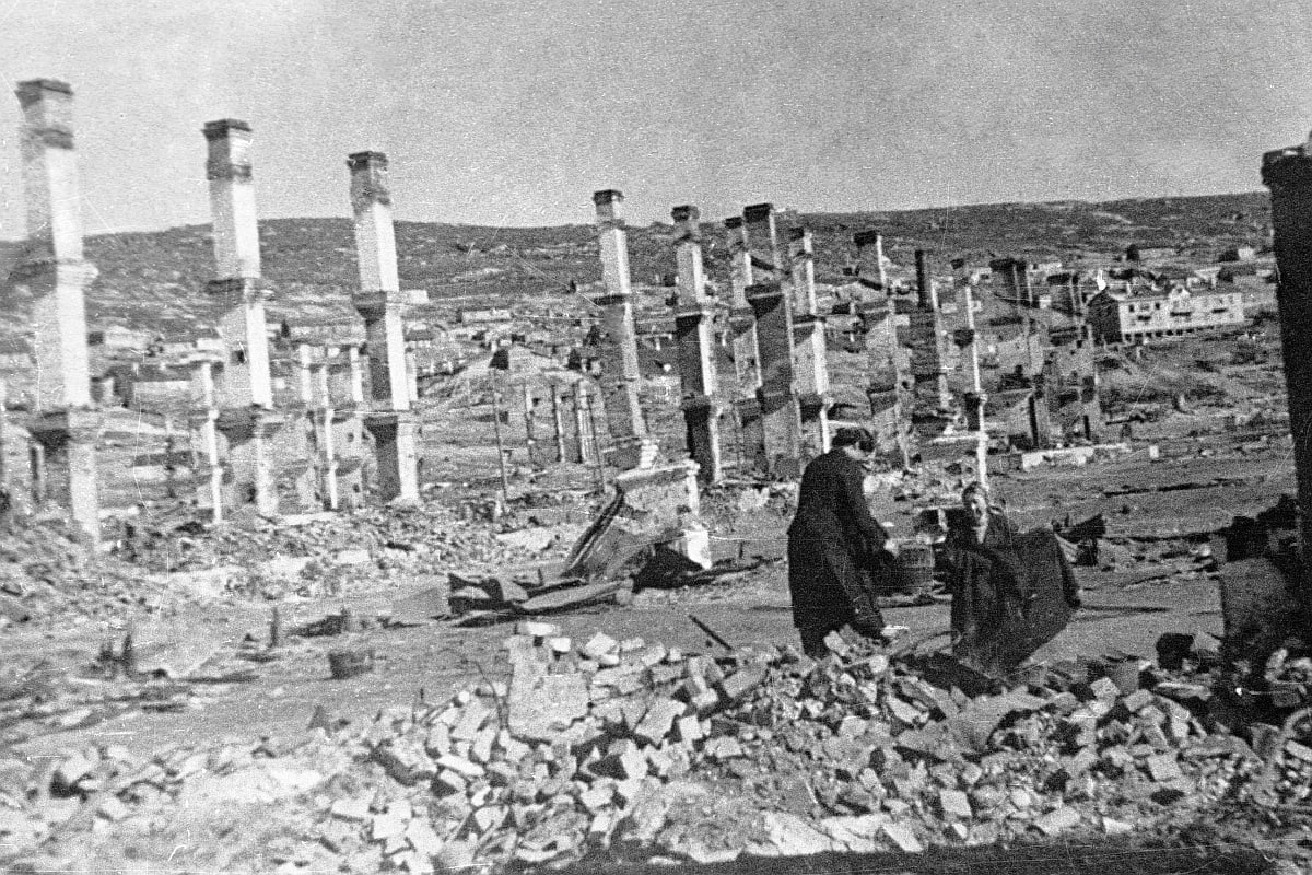 Кварталы Мурманска, разрушенные вражескими бомбардировками 18 июня 1942 года. Видны уцелевшие после пожаров печные трубы домов. Кварталы Мурманска, разрушенные вражескими бомбардировками 18 июня 1942 года. Видны уцелевшие после пожаров печные трубы домов.