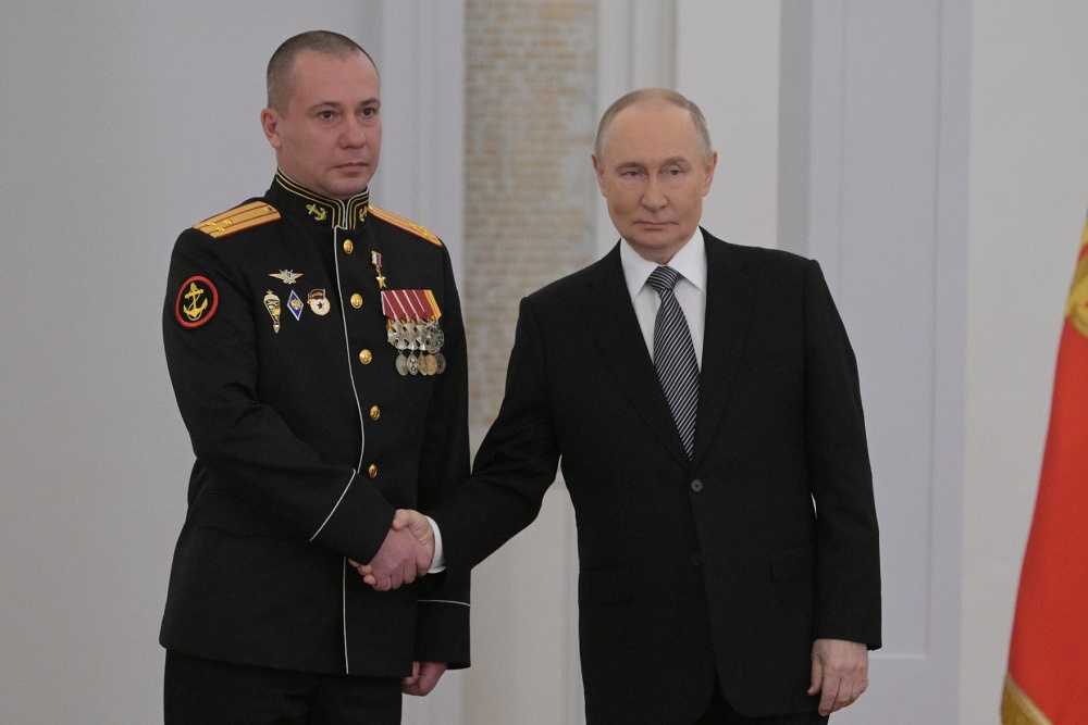 Президент вручил медаль "Золотая Звезда" Денису Бухановскому Президент вручил медаль "Золотая Звезда" Денису Бухановскому