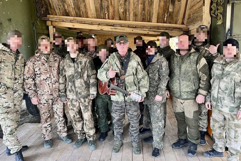 Крымчанин Сергей Бурштейн бережно хранит свою гитару, сплошь покрытую автографами бойцов и генералов. Крымчанин Сергей Бурштейн бережно хранит свою гитару, сплошь покрытую автографами бойцов и генералов.