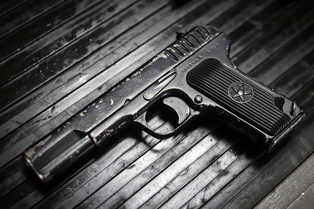 Установлено, что изъятое возле дома оружие является пригодным для стрельбы, образца 1944 года выпуска. Установлено, что изъятое возле дома оружие является пригодным для стрельбы, образца 1944 года выпуска.