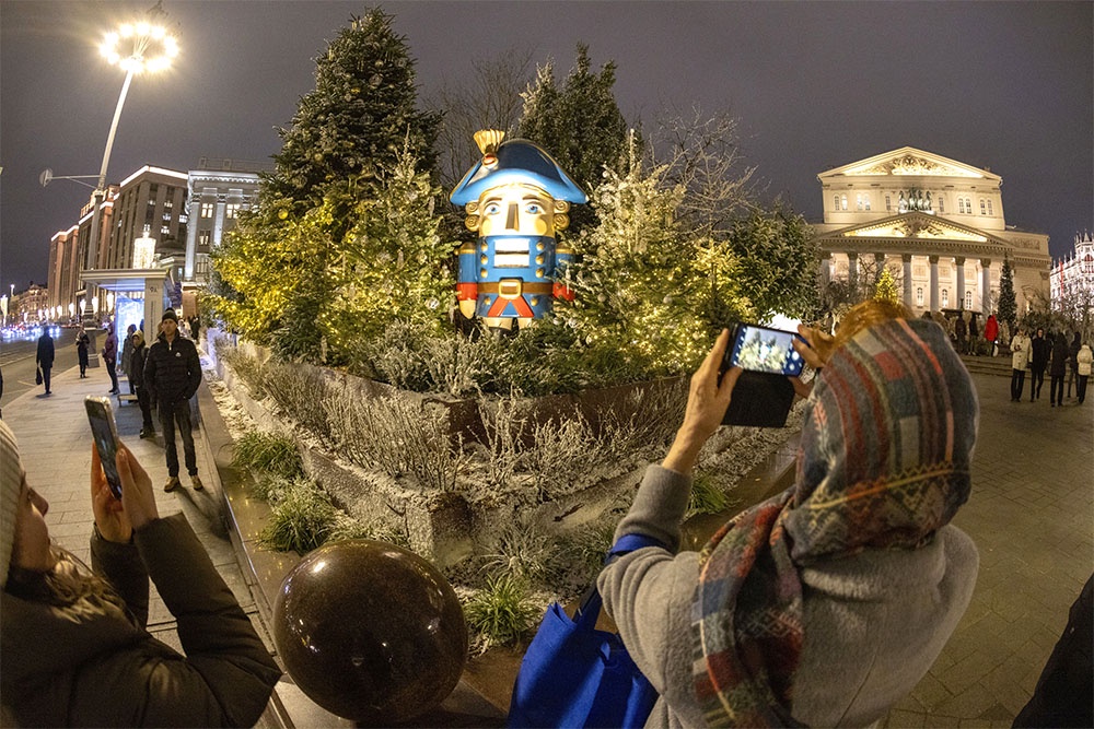 Площадь у Большого театра после украшения превратилась в одну большую фотозону. Площадь у Большого театра после украшения превратилась в одну большую фотозону.