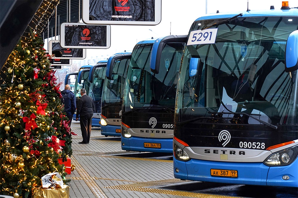 С пяти автовокзалов Москвы отправляются 400 автобусных рейсов, на которых в праздники каждый день уезжают десятки тысяч пассажиров. С пяти автовокзалов Москвы отправляются 400 автобусных рейсов, на которых в праздники каждый день уезжают десятки тысяч пассажиров.