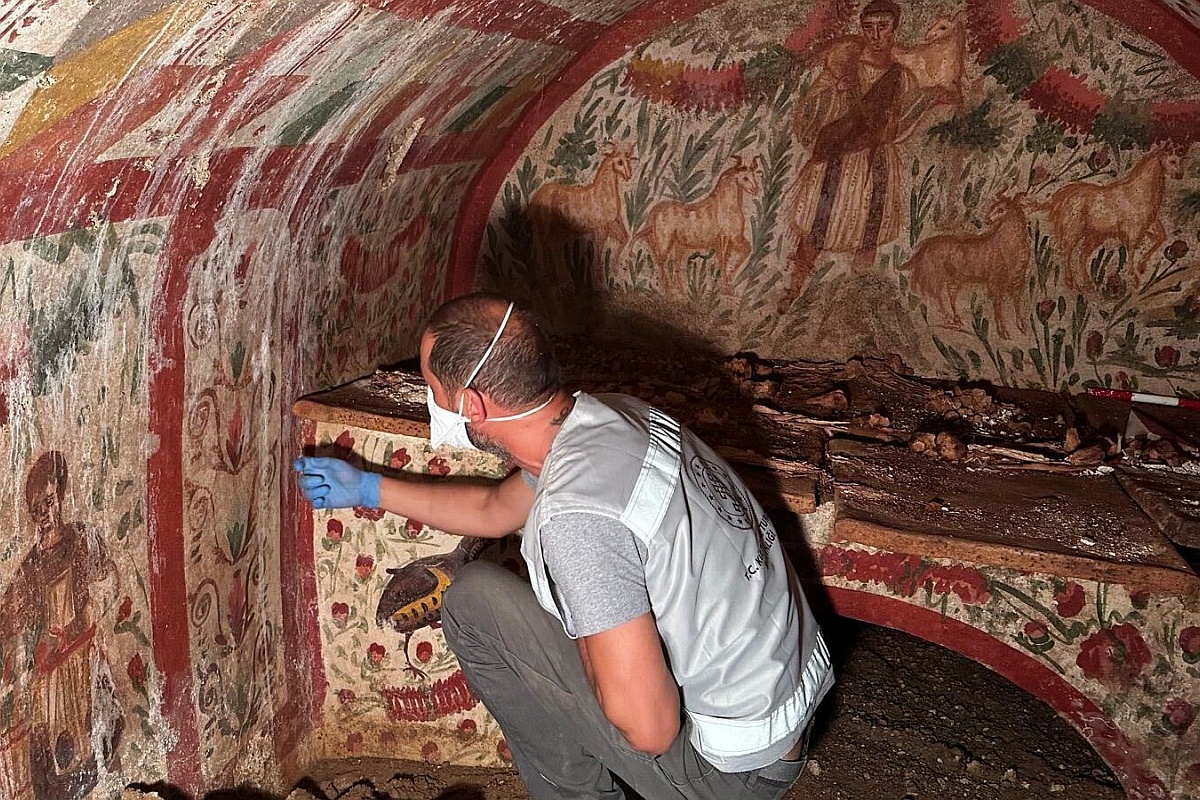 Вдоль северной стены находится приподнятая платформа, выложенная терракотовыми плитами, на которые помещали умерших. Прямо за ней сохранилась редкая фреска с изображением Христа. Вдоль северной стены находится приподнятая платформа, выложенная терракотовыми плитами, на которые помещали умерших. Прямо за ней сохранилась редкая фреска с изображением Христа.