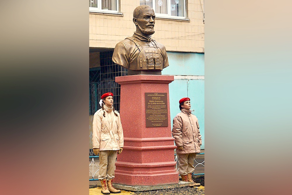 Донецкие школьники теперь будут знать, что за их безопасность воевали даже настоящие американцы. Донецкие школьники теперь будут знать, что за их безопасность воевали даже настоящие американцы.