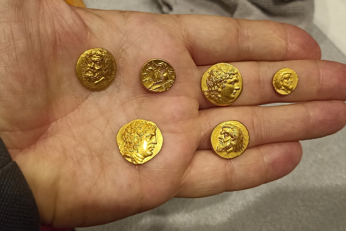 Это фото с найденными в экспедициях монетами Бутягин разместил в своих соцсетях в ноябре. В Москве шел монтаж выставки "Боги, цари и варвары. Монеты Боспорского царства". Это фото с найденными в экспедициях монетами Бутягин разместил в своих соцсетях в ноябре. В Москве шел монтаж выставки "Боги, цари и варвары. Монеты Боспорского царства".