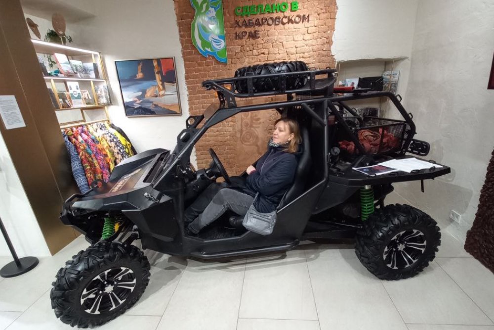 Где еще посидеть в хабаровском багги, как не в магазине в центре Москвы?