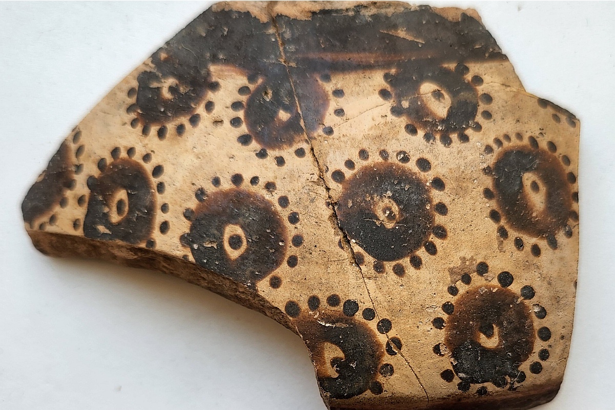 Фрагмент древней керамики с растительным узором, найденной в Ираке из коллекции Британского музея. Фрагмент древней керамики с растительным узором, найденной в Ираке из коллекции Британского музея.