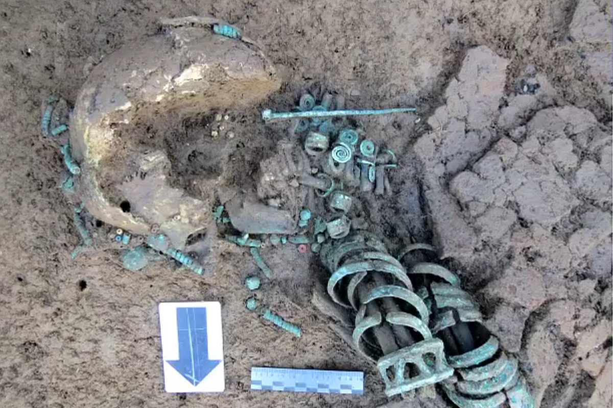 Комплекс женского бронзового убора в могильнике Хумыкский-2. Комплекс женского бронзового убора в могильнике Хумыкский-2.