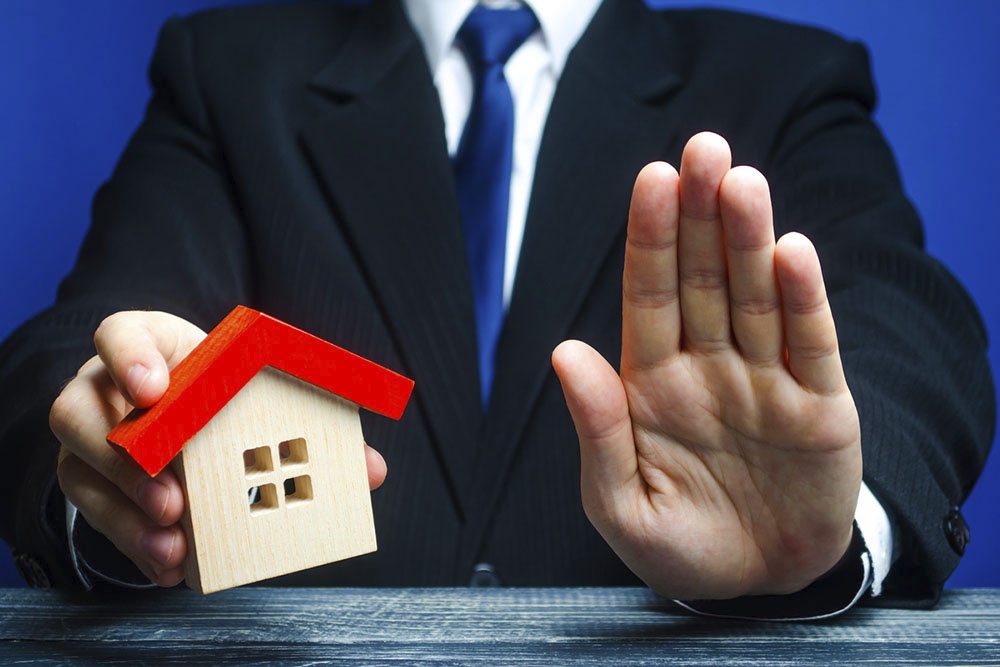 Человек показывает рукой знак стоп