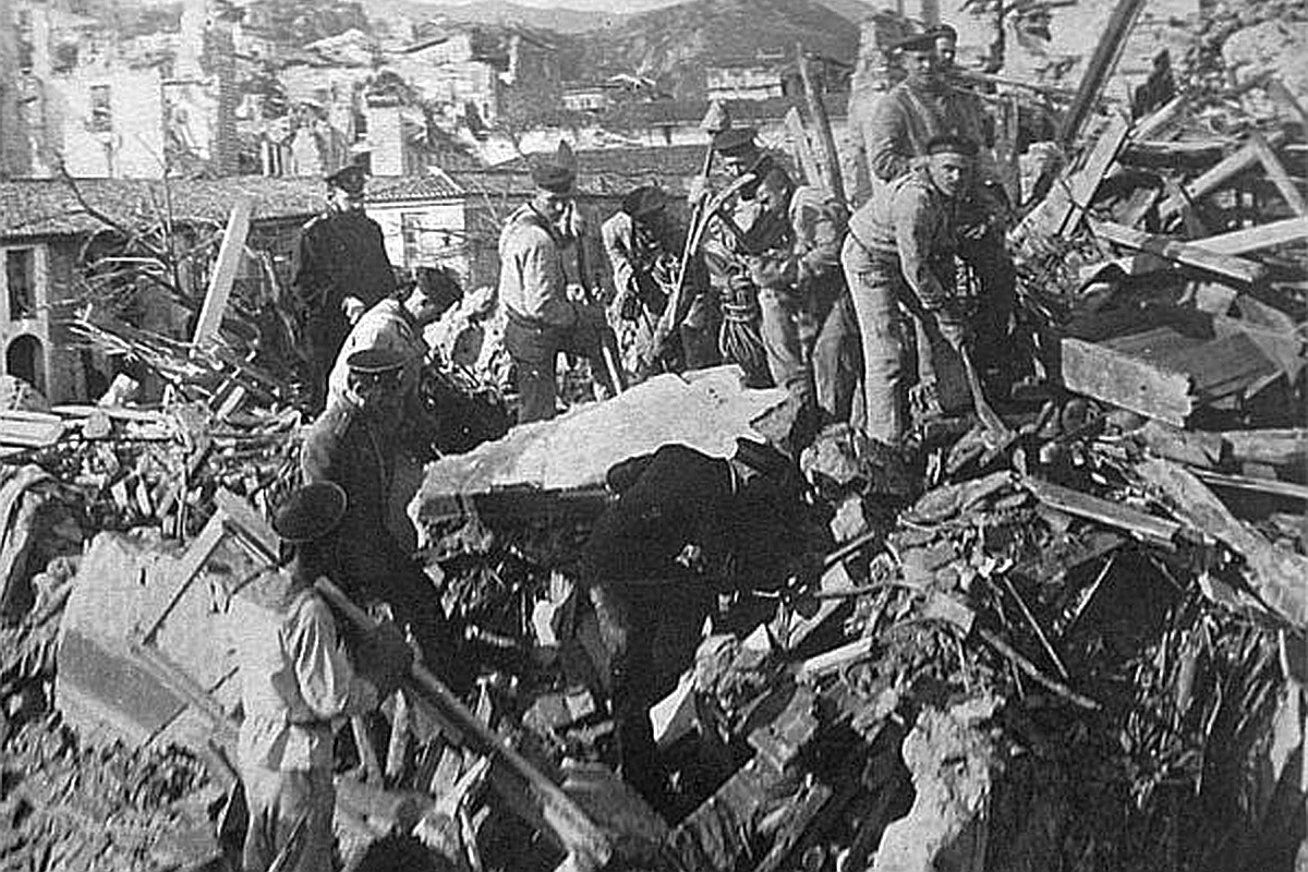 Первыми на помощь итальянскому городу Мессине, пережившему страшное землетрясение, прибыли русские моряки-балтийцы.