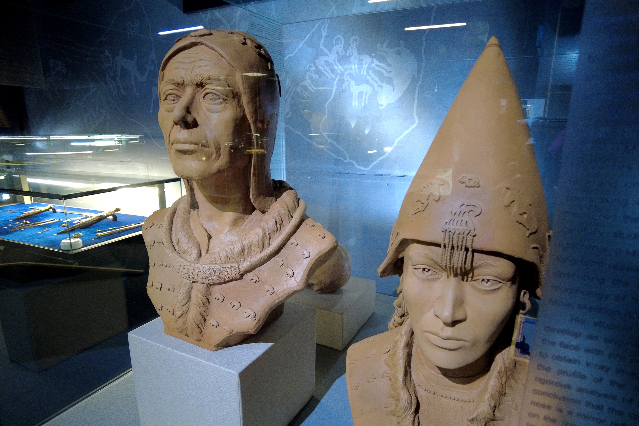 Восстановленные по методу Герасимова лица скифских царя и царицы из аржаанского кургана.