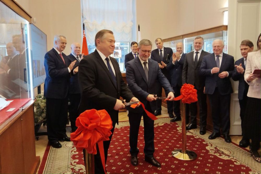 Выставка открывает яркие страницы нашей общей истории, отметил Сергей Глазьев.