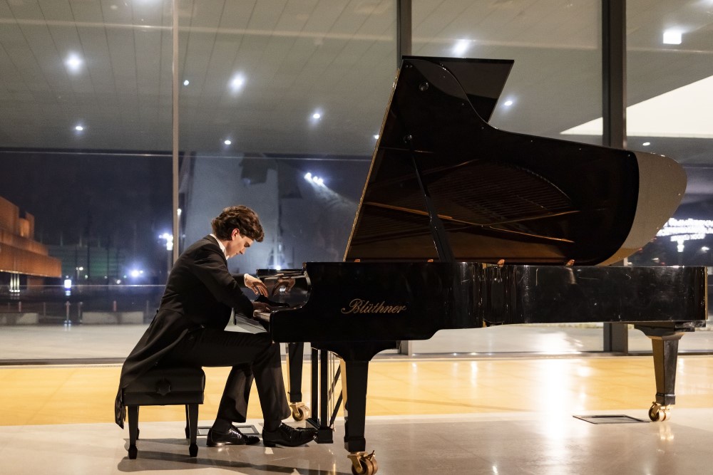 Даниил Харитонов впечатлил калининградскую публику своим мастерством и экспрессией. Даниил Харитонов впечатлил калининградскую публику своим мастерством и экспрессией.