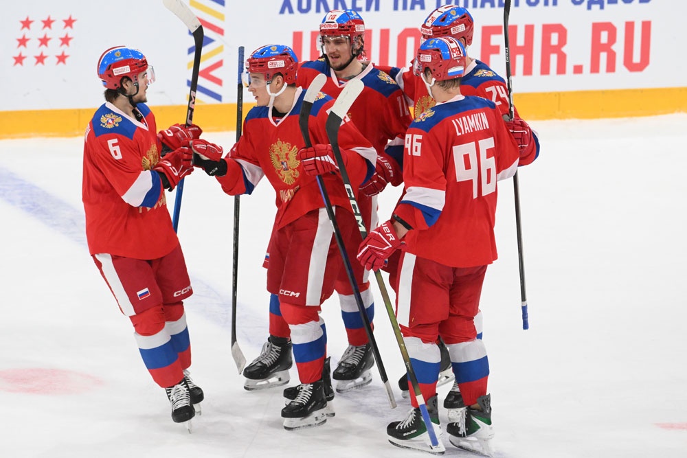 Хоккеисты сборной России забросили три шайбы.