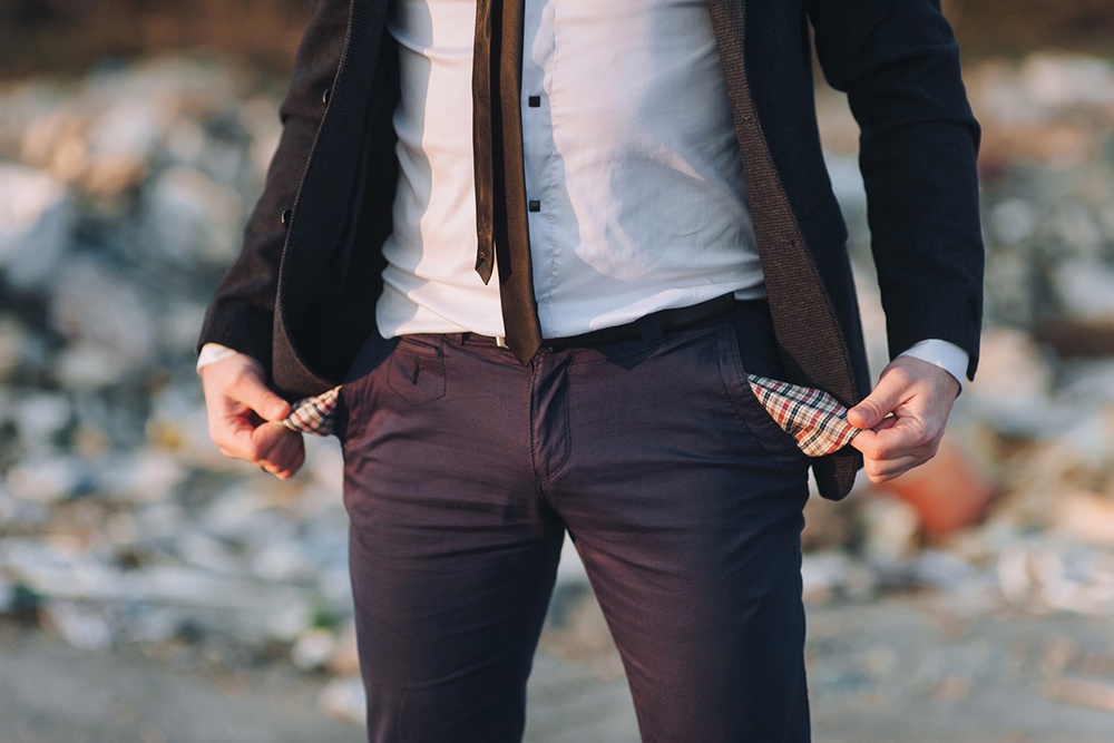 Хорошей приметой было найти и зашить дырку в карманах одежды, так можно привлечь в семью богатство.