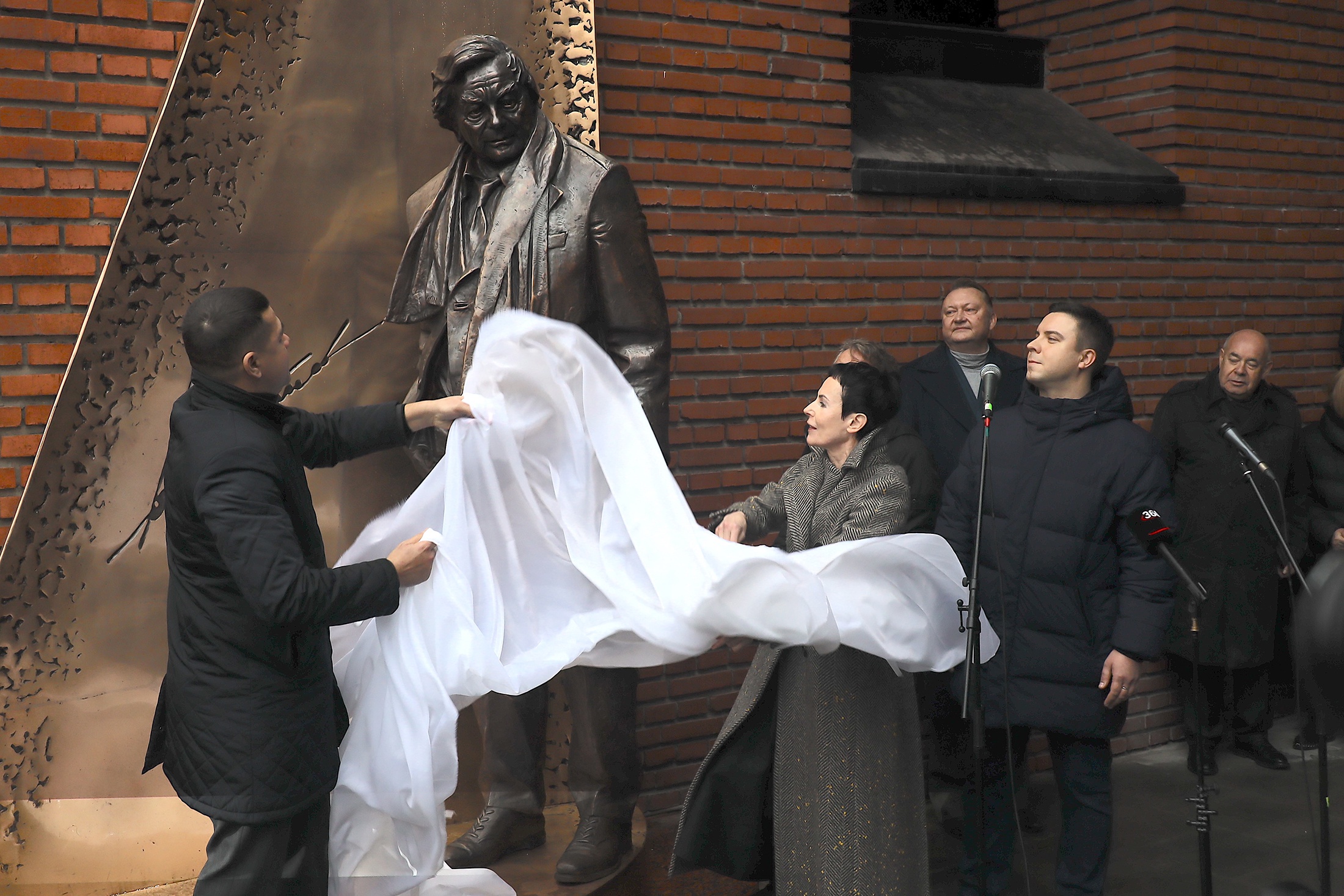 Открытие памятника народному артисту РФ, основателю и бывшему художественному руководителю Татра на Таганке Юрию Петровичу Любимову.