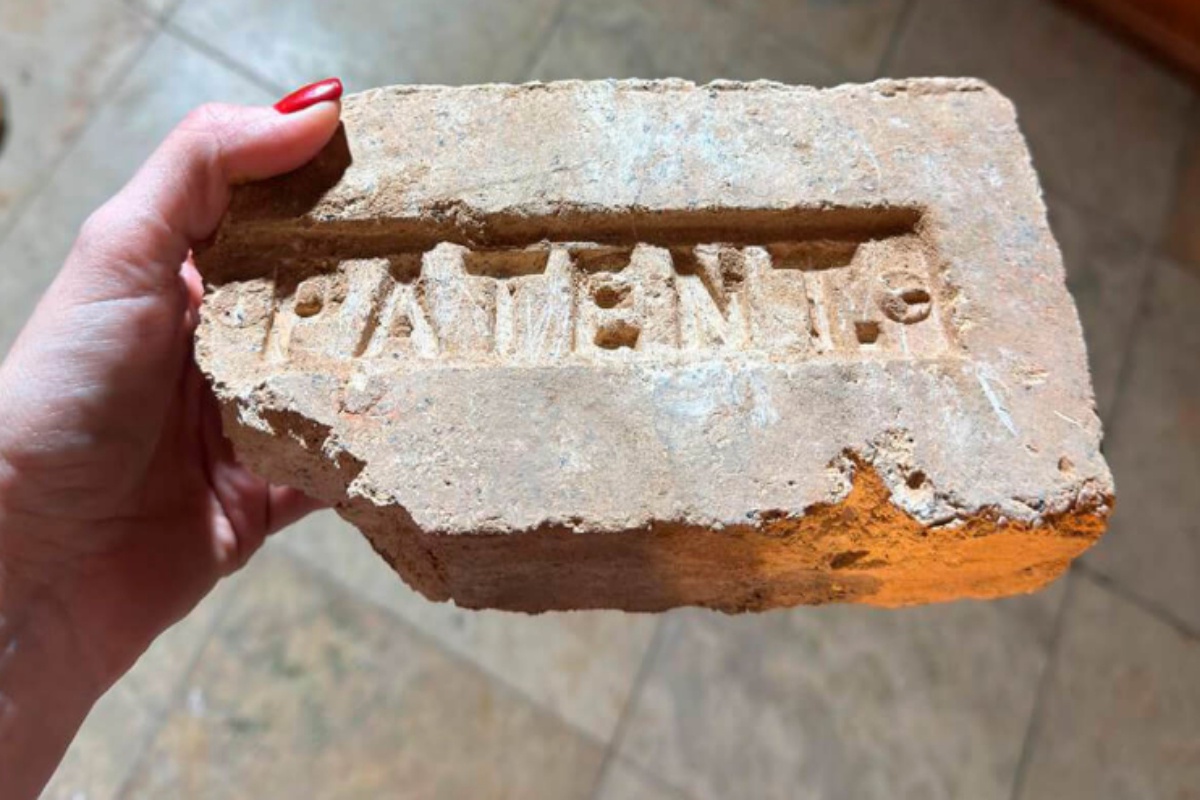 Кирпич можно принять за иностранный, но он изготовлен в Новгородской губернии. Кирпич можно принять за иностранный, но он изготовлен в Новгородской губернии.