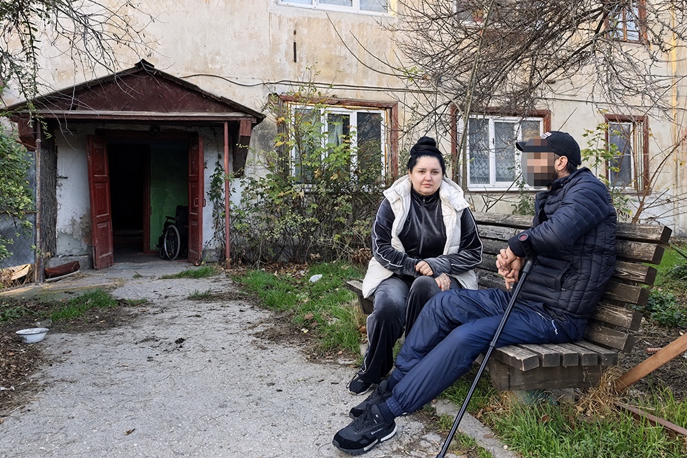 Дом приговорили к сносу. Елене и Руслану сказали собирать вещи, пригрозили отключить свет и воду. Но идти им некуда.